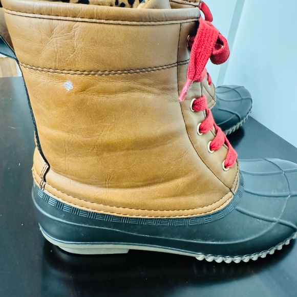 Stylish Brown and Black Women's Boots with Red Laces - Picture 6 of 7